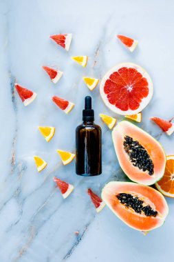 Mar siyah şişe yakınında ceeds ve portakal ile Taze kesilmiş papaya