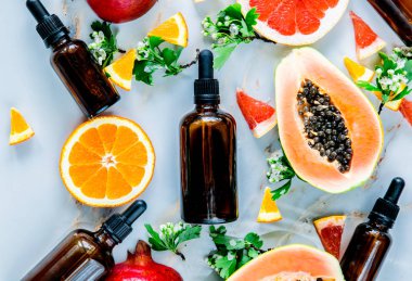 Siyah şişeyakınında ceeds, garnets, portakal ile Taze kesilmiş papaya