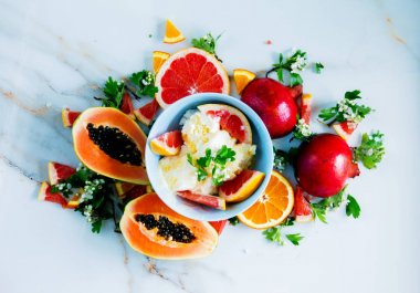 Taze kesilmiş papaya üzerinde dondurma yakın ceeds, garnets, portakal ile 