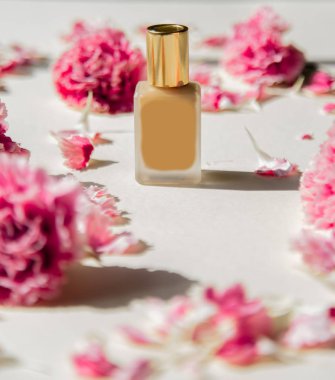 doğal gölgeler ile dianthus yaprakları ve makyaj temeli