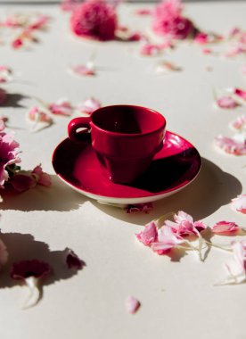 dianthus yaprakları ve doğal gölgeler ile çay bardağı