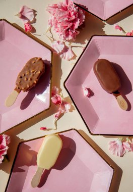 Dianthus yaprakları ile tabaklarda donuts ve dondurma 