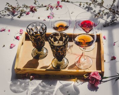 alkol ve dianthus çiçek ile gözlük 