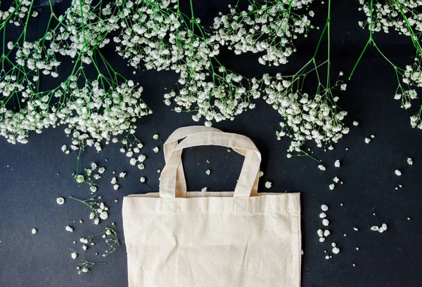 Белая сумка эко-тотализатора рядом с цветами Gypophila paniculata — стоковое фото