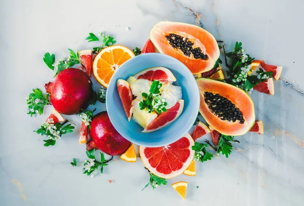 Papaya recién cortada con ceeds, granates, naranjas cerca de helado en —  Fotos de Stock