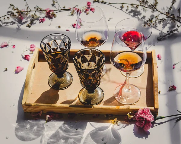 Copos com flores de álcool e dianthus — Fotografia de Stock