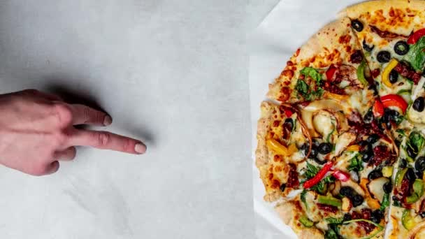 Persona Que Toma Pizza Deliciosa — Vídeos de Stock