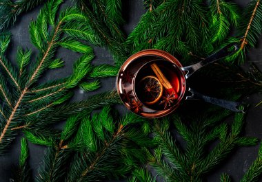 Sıcak gluhwein, Noel ağacı dallarıyla dolu bir tencerede içiyor. Görünümün üstünde 
