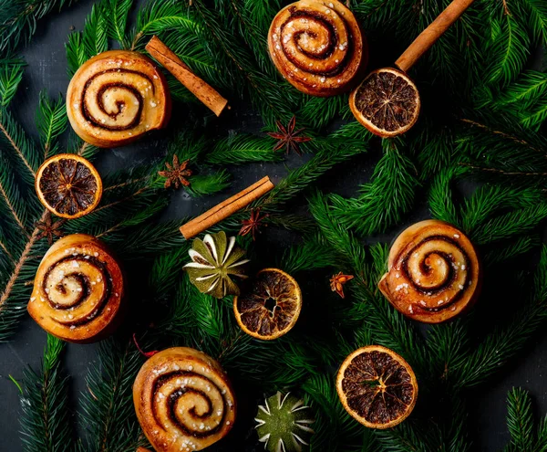 Kaneelbroodjes Met Kerstboomtakken Bovenaanzicht — Stockfoto