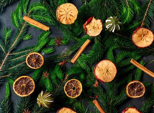 Pomme Noël Sèche Cannelle Aux Citrons Sur Les Branches Pin — Photo