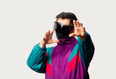 Beyaz arka planda 90 'ların ceketli ve yüz maskeli stil adamı.