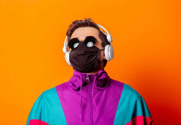 Estilo Homem Máscara Facial Traje Dos Anos Com Fones Ouvido — Fotografia de Stock