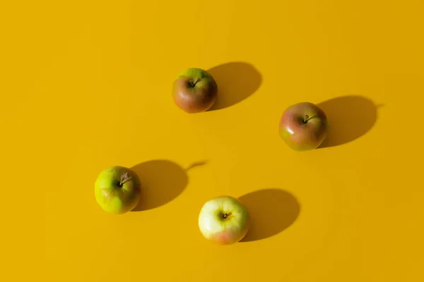 Grupo Manzanas Sobre Fondo Amarillo — Foto de Stock