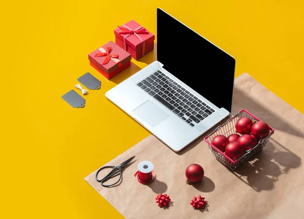 Laptop Weihnachtsgeschenke Und Objekte Zum Einwickeln — Stockfoto