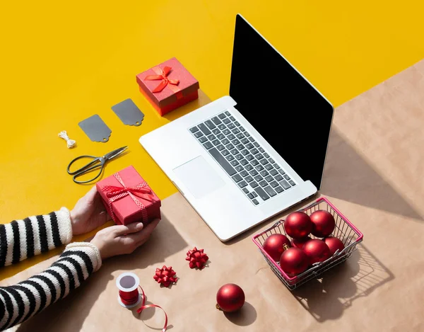 Computador Portátil Com Mão Feminina Presentes Natal Objetos Para Embrulhar — Fotografia de Stock
