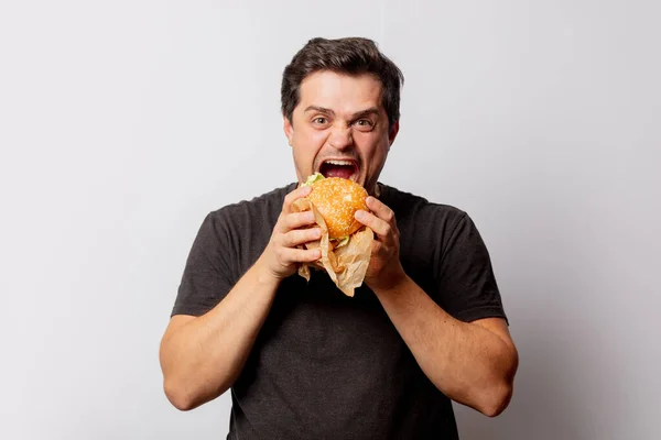 Hombre Blanco Camisa Negra Con Hamburguesa Sobre Fondo Blanco — Foto de Stock