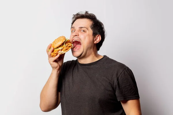 Blanke Man Zwart Shirt Met Burger Witte Achtergrond — Stockfoto