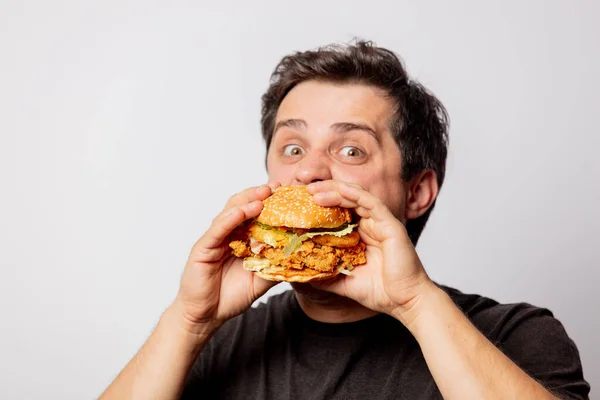 Bílý Muž Černé Košili Burger Bílém Pozadí — Stock fotografie