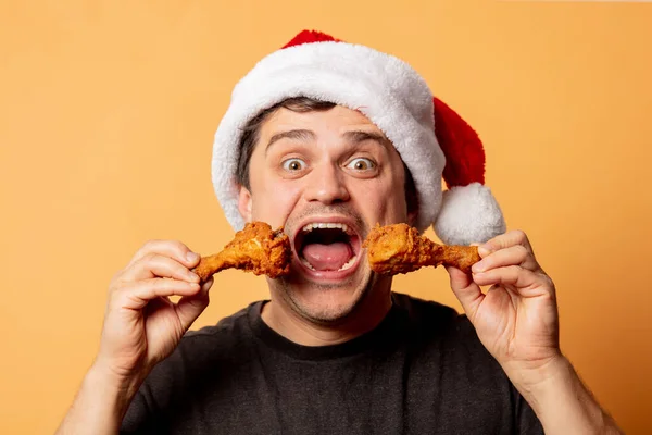 Witte Man Kerst Hoed Met Kip Drumsticks Witte Achtergrond — Stockfoto