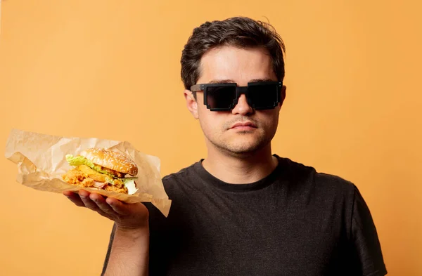 Hombre Blanco Camisa Negra Con Hamburguesa Sobre Fondo Amarillo — Foto de Stock