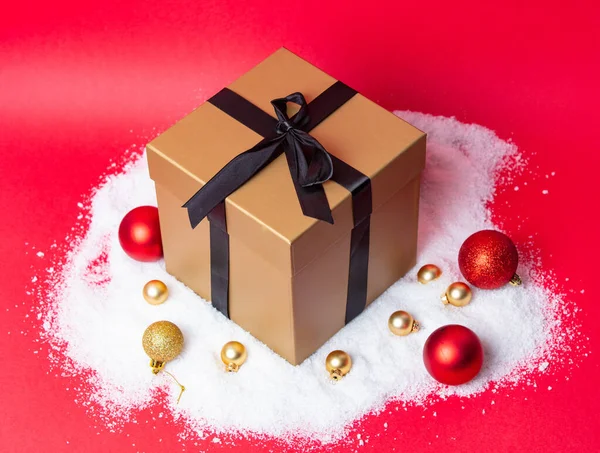 Классическая Рождественская Коробка Безделушками Снегом Красном Фоне — стоковое фото