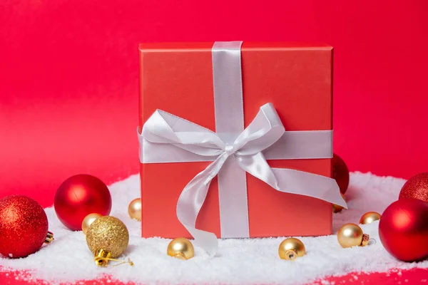 Caixa Natal Clássico Com Bugigangas Neve Torno Fundo Vermelho — Fotografia de Stock