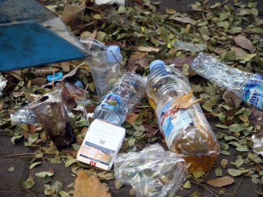 Jakarta, Endonezya 'da Plastik Şişeler ve Çöp Döküntüleri 4 Eylül 2025