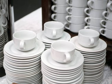 Beyaz Kupa ve Tabak Yığını