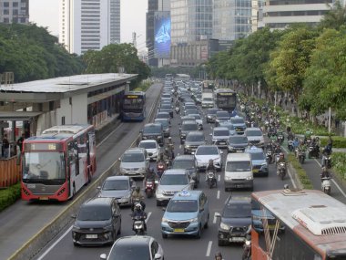 Cakarta Endonezya 'da 2 Eylül 2025' te Araba ve Motosikletlerle Şehir Yolunda Yoğun Trafik