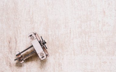 Ahşap uçak, uçak model ahşap arka plan üzerinde. Üstten görünüm, düz koymak kopya alanı ile.