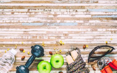 Sağlıklı yaşam, sağlıklı gıda, spor ekipmanları, ahşap arka plan atletin ekipman. Düz kopya alanı ile yatıyordu.