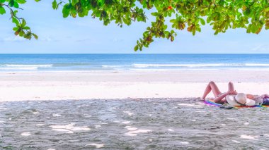 Yaz plaj tatil tatil kavramı. Genç kadın kumsalda sakin ol. Mutlu ada bir yaşam tarzı. Metniniz için büyük alan.