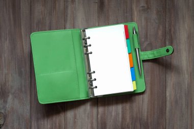 Metniniz için boş alan ile ahşap arka plan üstten görünüm açık boş yeşil Organizatör kitap