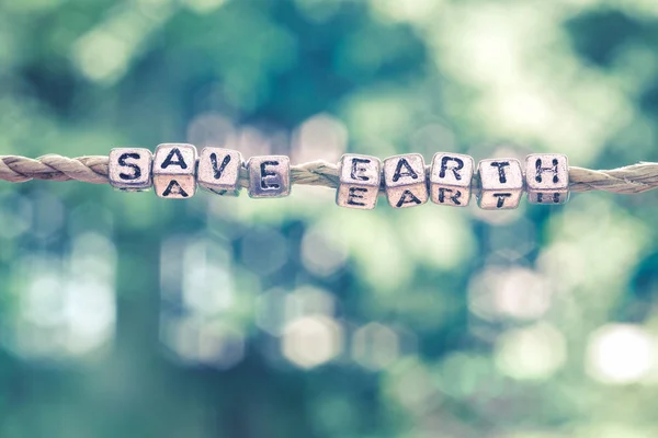 Zachránit Zemi Slovo Visí Lana Pozadím Bokeh Krásné Zelené Přírody — Stock fotografie