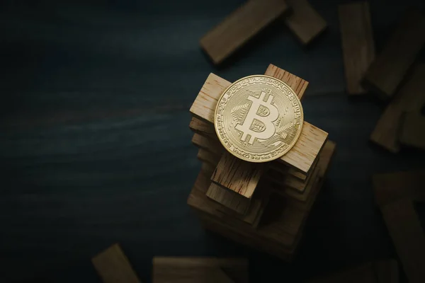 Bitcoin Auf Dem Hölzernen Bauklötzenturm Konzept Für Bitcoin Risiko Kann — Stockfoto