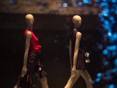 İki mankenler, kadın rahat kıyafetler giymiş. Soyut moda arka plan kavramı.