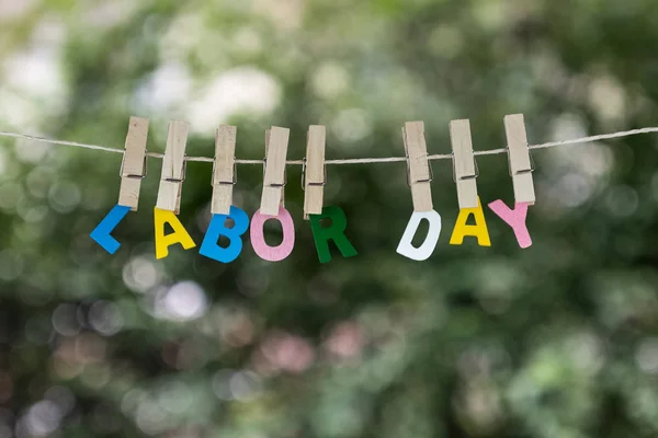 Arbeiderdag Ord Hengende Etter Tau Med Vakker Grønn Natur Bakgrunn – stockfoto