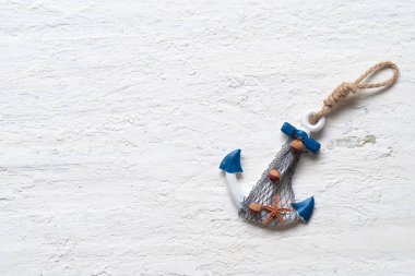 Yaz tatil seyahat arka plan kavramı. Handamde çapa Hatıra kopya alanı rustik grunge beyaz zemin üzerine.