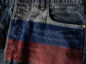 Rusko vlajka na džíny Denim textury s hrdostí slovo. Pojem státní vlajka Ruska na denim džíny pozadí. Rusko textilního průmyslu nebo politiky koncept.