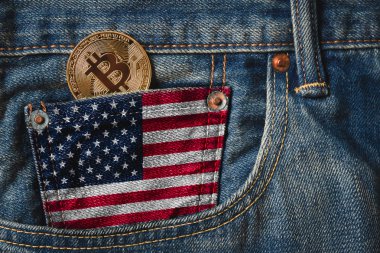 Amerika Birleşik Devletleri (ABD bayrağı ile kot pantolon cebinde altın Bitcoin (Btc) cryptocurrency)