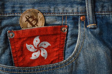 Hong Kong bayrağı ile kot pantolon cebinde altın Bitcoin (Btc) cryptocurrency