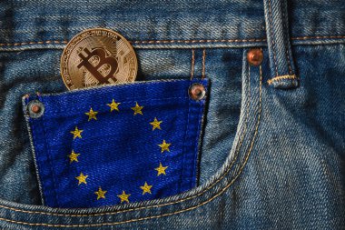 Avrupa Birliği bayrağı bayrak ile kot pantolon cebinde altın Bitcoin (Btc) cryptocurrency