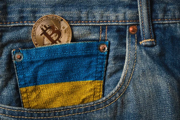 Golden Bitcoin Btc Criptomoeda Bolso Jeans Com Bandeira Ucrânia — Fotografia de Stock
