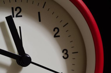 Kırmızı alarmı kapatın. On dakika için on iki saat on iki, alarm olmadan gösterilen.