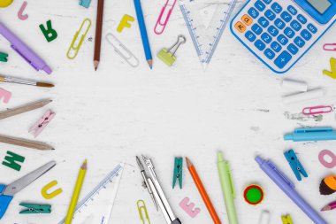 Üstten görünüm okul kavramı ve eğitim arka plan kavramı. Okul malzemeleri, Kırtasiye aksesuarları grunge beyaz tahta arka plan üzerinde. Düz yatıyordu, en iyi görünümü