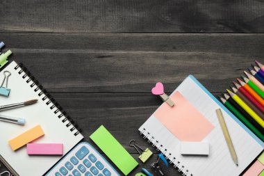 Ofis Kırtasiye ve okul malzemeleri ahşap zemin, geri okul ve eğitim arka plan kavramı için ideal üzerine üstten görünüm.