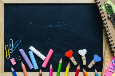 Boş boş siyah tebeşir tahta arka plan ile ahşap çerçeve ve okul malzemeleri, okul ve eğitim arka plan geri için ideal.