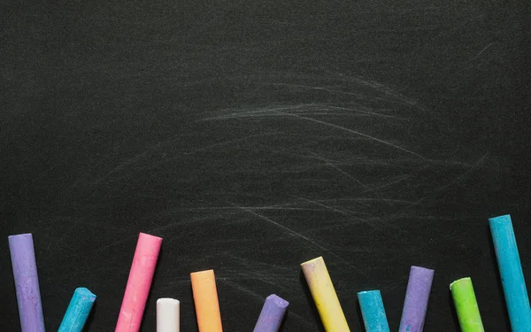 Black Empty Chalkboard Copy Space Colorful Pieces Chalk Ideal Education — Stock Photo, Image