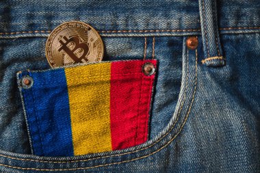 Kot pantolon cebinde kot Denim doku Romanya bayrağı ile altın Bitcoin (Btc) cryptocurrency.