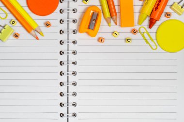 Geri okul, eğitim ve office arka plan kavramı iş. Okul malzemeleri, Kırtasiye aksesuar beyaz dizüstü. Kopya alanı ile üstten görünüm.